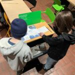 Kinder im Fockes Labor, die mit einem Exponat interagieren.