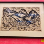 Ein Bild mit Bergen in schwarz-weiß. Fotografiert in der Bremer Kunsthalle.