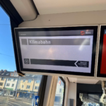 Bildschirm in einer Straßenbahn mit der Information "Klimabahn"
