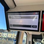 Bildschirm in einer Straßenbahn mit der Information "Klimabahn"