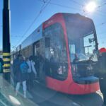 Eine Straßenbahn der BSAG in die Schülerinnen und Schüler einsteigen.