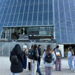 Eine Schülergruppe steht vor dem Weserstadion und schaut sich die Fotovoltaik Anlage an.