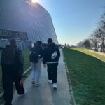 Eine Schülergruppe geht einen Deich hinauf zum Weserstadion.