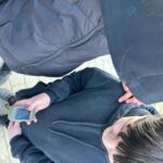 Zwei Schüler schauen auf ein GPS Gerät.