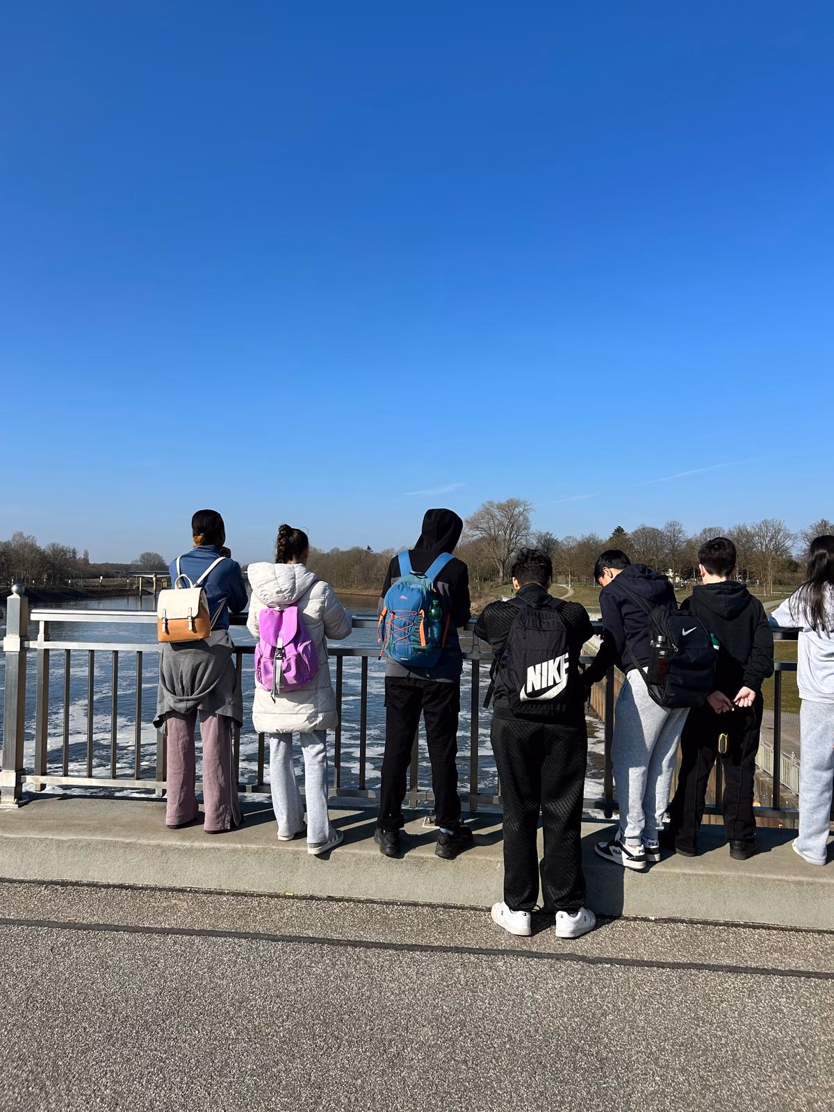 Eine Schülergruppe steht auf dem Weserwehr in Bremen.