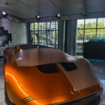Eine orange Konzeptstudie eines Mercedes