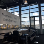 Ein dunkler Mercedes Oldtimer steht im Mercedes-Benz Kundencenter