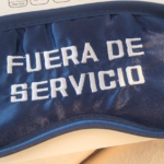 Bild einer Schlafmaske mit der Aufschrift "Fuera de Servicio". Zu deutsch "außer Betrieb"