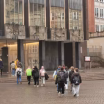 Eine Schülergruppe geht über den Bremer Marktplatz zum Eingang der Bremer Bügerschaft.