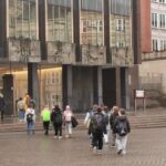 Eine Schülergruppe geht über den Bremer Marktplatz zum Eingang der Bremer Bügerschaft.