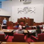 Schülerinnen und Schüler sitzen im Plenarsaal der Bremer Bürgerschaft auf den Plätzen der Abgeordneten.