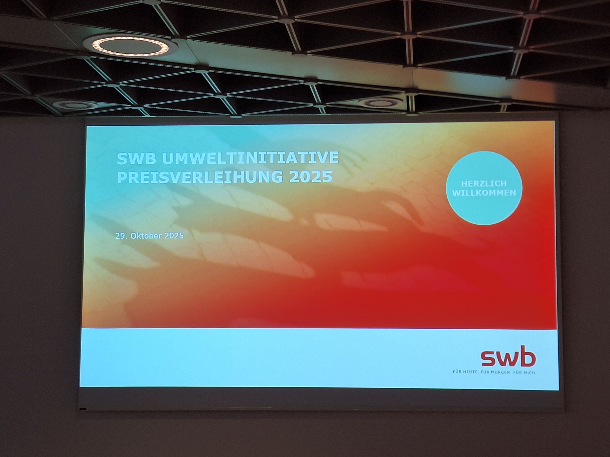 Startfolie der Präsentation zur swb Umweltiniative Preisverleihung 2025