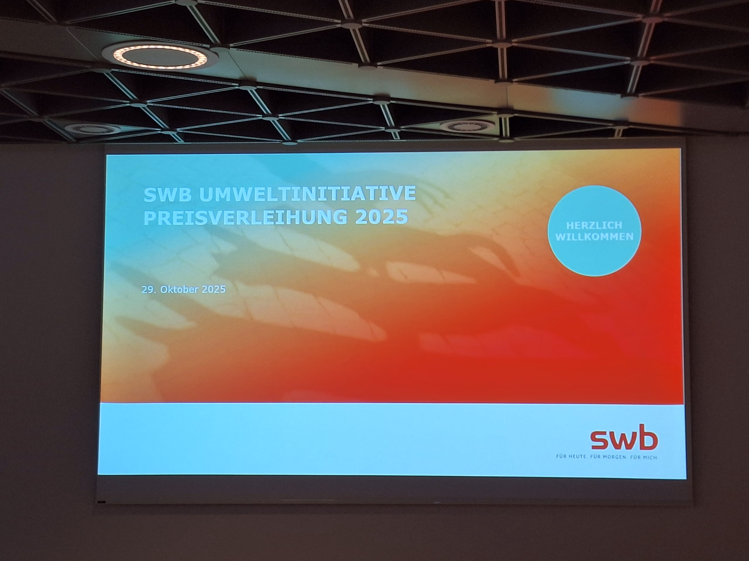Startfolie der Präsentation zur swb Umweltiniative Preisverleihung 2025