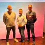 Drei Personen der OS Helgolander Straße stehen mit dem Pokal vor einer Fotowand der swb