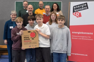 Das Klimaschulteam der OS Helgolander Straße mit der Plakete für die Klimaschule 2025