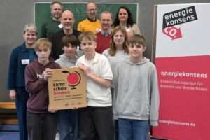 Das Klimaschulteam der OS Helgolander Straße mit der Plakete für die Klimaschule 2025
