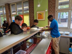Schüler probieren ein afrikanisches Essen.