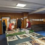 Ein Raum mit vielen Bildern und Schriften aus 100 Jahren Schullandheim Ristedt.