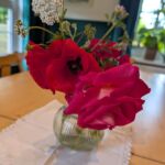 Eine Vase mit Blumen auf einem Tisch