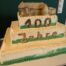 Eine dreistöckige Torte mit dem Schriftzug 100 Jahre