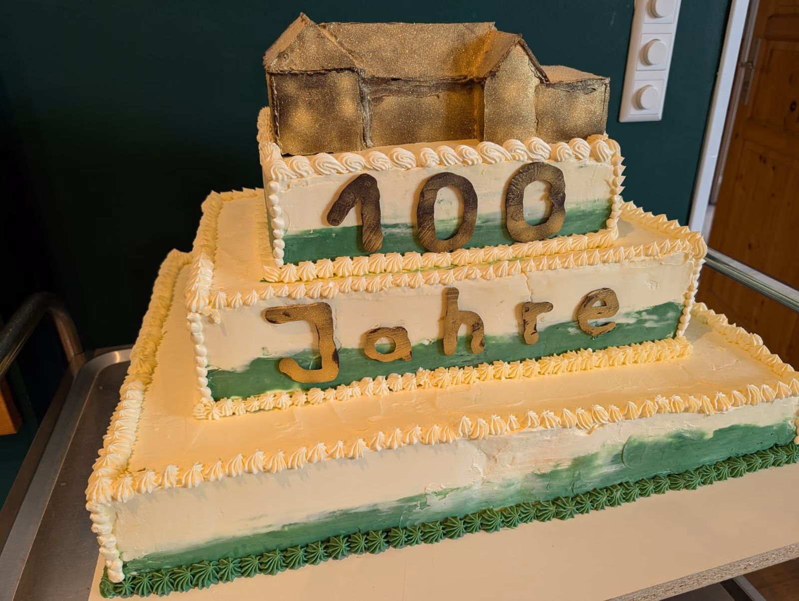 Eine dreistöckige Torte mit dem Schriftzug 100 Jahre