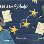 Eine blaue Fahne von Erasmus+ mit mehreren Blöcken, Kugelschreibern und Flaschen die auf der Flagge liegen.
