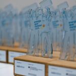 mehrere Pokale "Energiesparmeister 2026" stehen auf einem Tisch